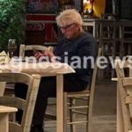 Ο πατέρας του Μπ. Τζόνσον σε ταβέρνα στο Πήλιο. Άραγε το πίνει με γλυκάνισο;