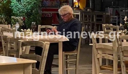 Ο πατέρας του Μπ. Τζόνσον σε ταβέρνα στο Πήλιο. Άραγε το πίνει με γλυκάνισο;