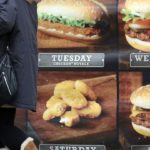 Η βρετανική κυβέρνηση τα “βάζει” με το fast food