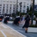 Νομοσχέδιο για τις διαδηλώσεις: Αστυνομικοί πέφτουν με τις μηχανές σε διαδηλωτές [ΒΙΝΤΕΟ]