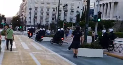 Νομοσχέδιο για τις διαδηλώσεις: Αστυνομικοί πέφτουν με τις μηχανές σε διαδηλωτές [ΒΙΝΤΕΟ]