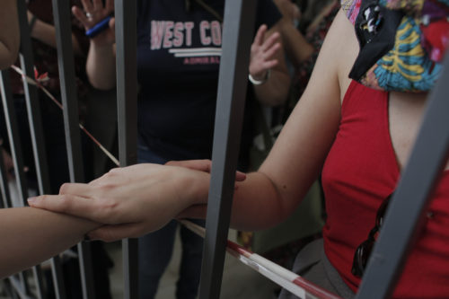 25χρονη καταγγέλλει 40χρονο ότι την κούρεψε και τη βίασε  μπροστά σε άλλους στο σπίτι του, στη Νέα Σμύρνη