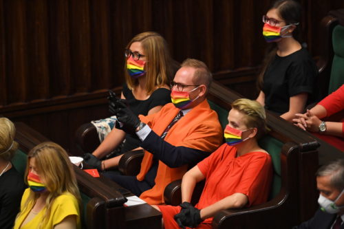 Με μάσκες-ουράνιο τόξο στην τελετή ορκωμοσίας του Πολωνού προέδρου, Ντούντα