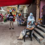 Η πανδημία απειλεί να βυθίσει επιπλέον 100 εκατομμύρια ανθρώπους στην ακραία φτώχεια