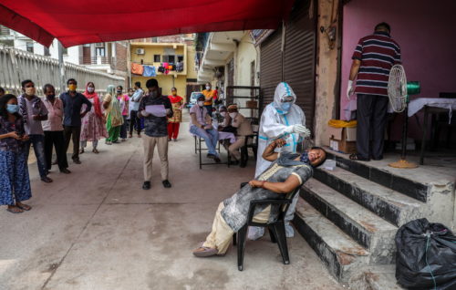 Η πανδημία απειλεί να βυθίσει επιπλέον 100 εκατομμύρια ανθρώπους στην ακραία φτώχεια