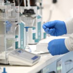 Κορωνοϊός: Το εμβόλιο της Οξφόρδης προκάλεσε ανοσοαπόκριση και στους ηλικιωμένους και στους νέους