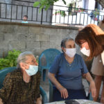 Λέσβος: Η Πρόεδρος της Δημοκρατίας με τις «γιαγιάδες της αλληλεγγύης»