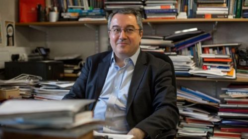 Μόσιαλος: «Ελάχιστη η πιθανότητα διασποράς του κορωνοϊού από επισκέπτες που προέρχονται από χώρες όπου η πανδημία έχει ελεγχθεί»