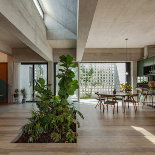 Μια κατοικία με τέσσερις κήπους είναι το καλύτερο πραγματοποιημένο έργο αρχιτεκτονικής για το 2020