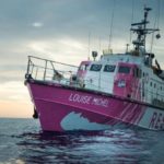 Ένα πλοίο του Banksy στη Μεσόγειο διασώζει μετανάστες