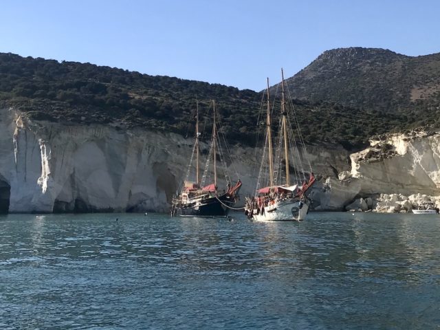 Ο Περίπλους της Μήλου σε 42 Εικόνες