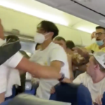 Ξύλο στον αέρα: Μεθυσμένοι επιβάτες δεν ήθελαν να φορέσουν μάσκα [BINTEO]