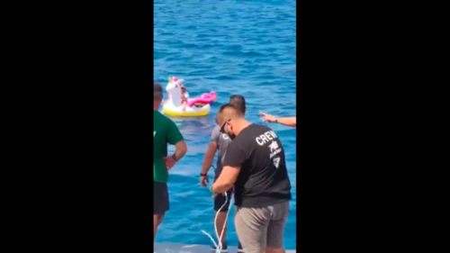 Αντίρριο: Διασώθηκε νήπιο που είχε παρασυρθεί στα ανοιχτά (ΒΙΝΤΕΟ)