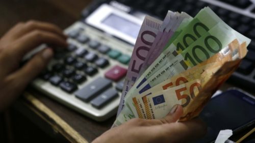 ΕΛΣΤΑΤ: Μείωση 3,3 δισ. ευρώ στο διαθέσιμο εισόδημα των νοικοκυριών πέρσι