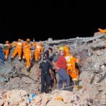 Ινδία: 4χρονο παιδί ανασύρθηκε ζωντανό από συντρίμμια πολυκατοικίας