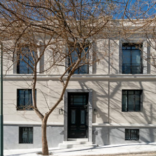 Μέσα σε ένα κτίριο του ’30, σε μια κατοικία που ανανεώθηκε στη σκιά της Ακρόπολης