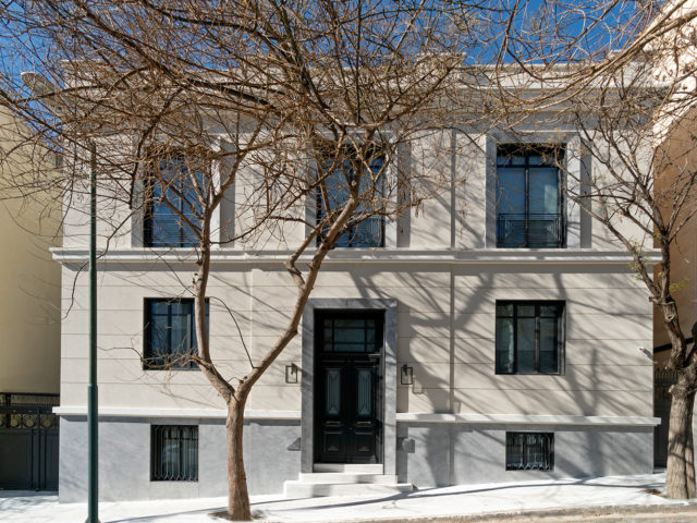 Μέσα σε ένα κτίριο του ’30, σε μια κατοικία που ανανεώθηκε στη σκιά της Ακρόπολης