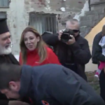 Κορωνοϊός: Σκόνταψε ο Νίκος Χαρδαλιάς πάνω σε χέρι ιερέα και αναγκάστηκε να το φιλήσει