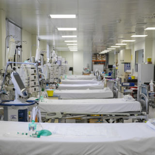 Στο εσωτερικό μιας MEΘ για ασθενείς με κορωνοϊό του Ασκληπιείου Βούλας