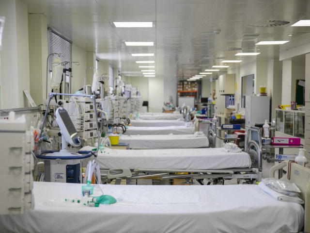 Στο εσωτερικό μιας MEΘ για ασθενείς με κορωνοϊό του Ασκληπιείου Βούλας