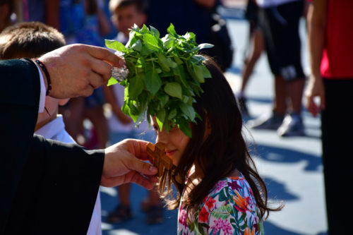 Είναι όλα τέλεια στη φετινή σχολική χρονιά που το μόνο μας άγχος είναι πότε θα γίνει ο αγιασμός