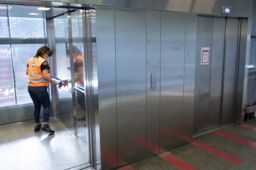 Κορωνοϊός: Αν βήξει ασθενής μέσα στο ασανσέρ πόση ώρα μετά μπορείτε να το χρησιμοποιήσετε;