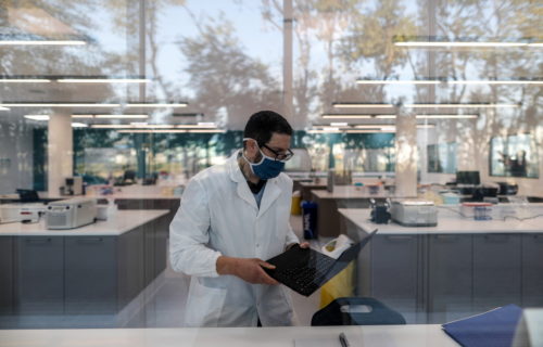 Κορωνοϊός: Tο εμβόλιο της AstraZeneca έχει αποτελεσματικότητα 70 %