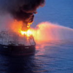 Σρι Λάνκα: Συνεχίζεται η μάχη κατά της πυρκαγιάς που έχει ξεσπάσει σε πετρελαιοφόρο