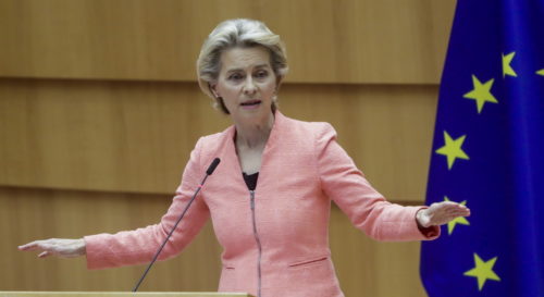 Ούρσουλα Φον Ντερ Λάιεν για εμβόλια: «Εάν μια εταιρεία δεν παραδίδει, δεν μπορούμε να επιτρέψουμε εξαγωγές»