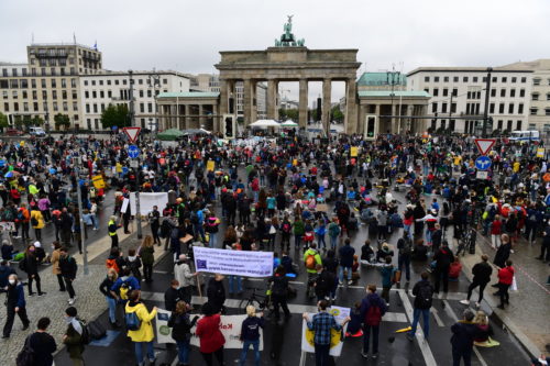 «Παρασκευές για το Μέλλον»: Νέοι σε όλο τον κόσμο διαδηλώνουν κατά της κλιματικής αλλαγής