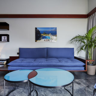 Ένα παραθεριστικό διαμέρισμα των ’60s διατηρεί τον αρχιτεκτονικό του χαρακτήρα και ξυπνά μνήμες