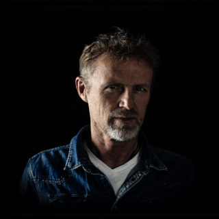 Στο «Βασίλειο» ο Νέσμπο υπογράφει μία θεσπέσια νουάρ παραλλαγή του άσωτου υιού