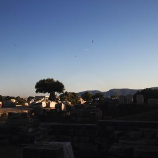 Απογευματινή βόλτα στα αρχαία ερείπια της Ελευσίνας