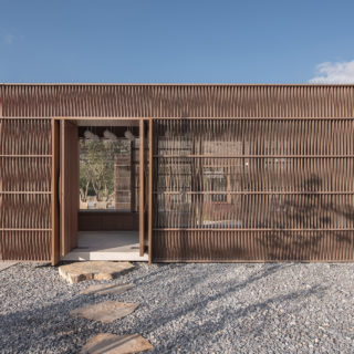 Οι Not a Number Architects σχεδίασαν μια διαφορετική αγορά που εντάσσεται στο άγριο τοπίο της Κρήτης