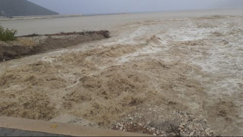 Μια νεκρή και δύο αγνοούμενοι στη Θεσσαλία από τη σφοδρή κακοκαιρία