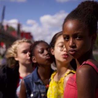 Πώς έφτασε το Cuties του Netflix να κατηγορηθεί ως «δόλωμα παιδοφιλίας» προκαλώντας τον μεγαλύτερο ηθικό πανικό της χρονιάς;