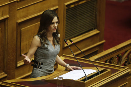 Αχτσιόγλου: «Καμία ενίσχυση ενόψει Χριστουγέννων από την κυβέρνηση»