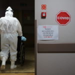 Κορωνοϊός: Γιατί οι πρώτες πέντε μέρες είναι οι πιο επικίνδυνες για τη μετάδοση του