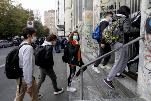 Ιταλία-Covid-19: Η Λομβαρδία ετοιμάζεται για να εφαρμόσει νυκτερινή απαγόρευση της κυκλοφορίας