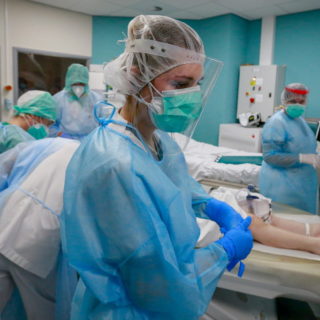 Επίταξη ιδιωτών γιατρών για ένα μήνα ανακοίνωσε ο υπουργός Υγείας