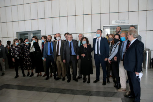 Νίκη! Ιστορική φωτογραφία με τη Μάγδα Φύσσα και την πολιτική αγωγή έξω από το Εφετείο