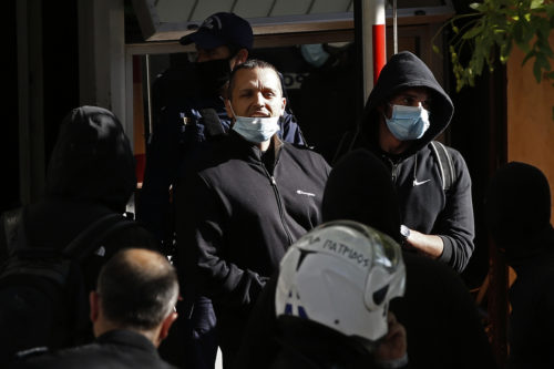 Οι πρώτες φωτογραφίες των καταδικασμένων Χρυσαυγιτών με χειροπέδες [ΕΙΚΟΝΕΣ]