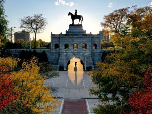 Drone έβγαλε τυχαία μια «χολιγουντιανή φωτό» ζευγαριού και έκανε όλο το ίντερνετ να τους ψάχνει [ΕΙΚΟΝΕΣ]