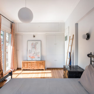 Ένα διαμέρισμα του ’50 ανακαινίστηκε διατηρώντας όλα τα στοιχεία της εποχής του. Κι είναι απλά υπέροχο