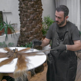 Βάφοντας επάνω σε καπέλα