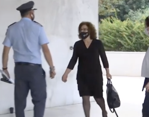 Φορώντας μάσκα Killah P έφτασε στο εφετείο η Μάγδα Φύσσα [ΒΙΝΤΕΟ]