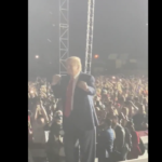 Ο Ντ. Τραμπ χορεύει YMCA σε προεκλογική συγκέντρωση, κι ας είναι η χώρα του πρώτη σε θανάτους λόγω Covid-19