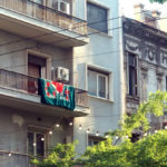 Bougada: 9 καλλιτέχνες αφήνουν τα έργα τους να φωτογραφηθούν σαν άλλες μπουγάδες σε μπαλκόνια γύρω από την πλατεία Βικτωρίας