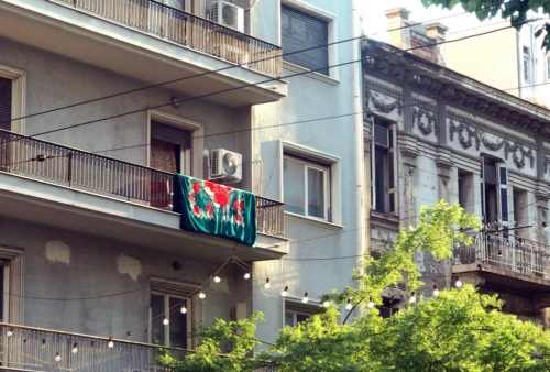 Bougada: 9 καλλιτέχνες αφήνουν τα έργα τους να φωτογραφηθούν σαν άλλες μπουγάδες σε μπαλκόνια γύρω από την πλατεία Βικτωρίας