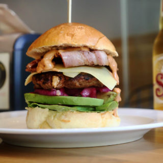 Στον Μπούφαλο το μπέργκερ τρώγεται μόνο με τα χέρια